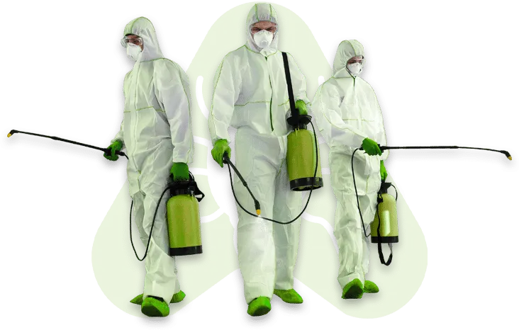 tre disinfestatori con tuta protettiva