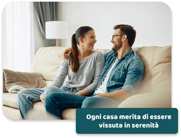 coppia sorridente in casa