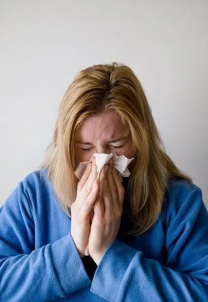 foto donna allergica agli acari